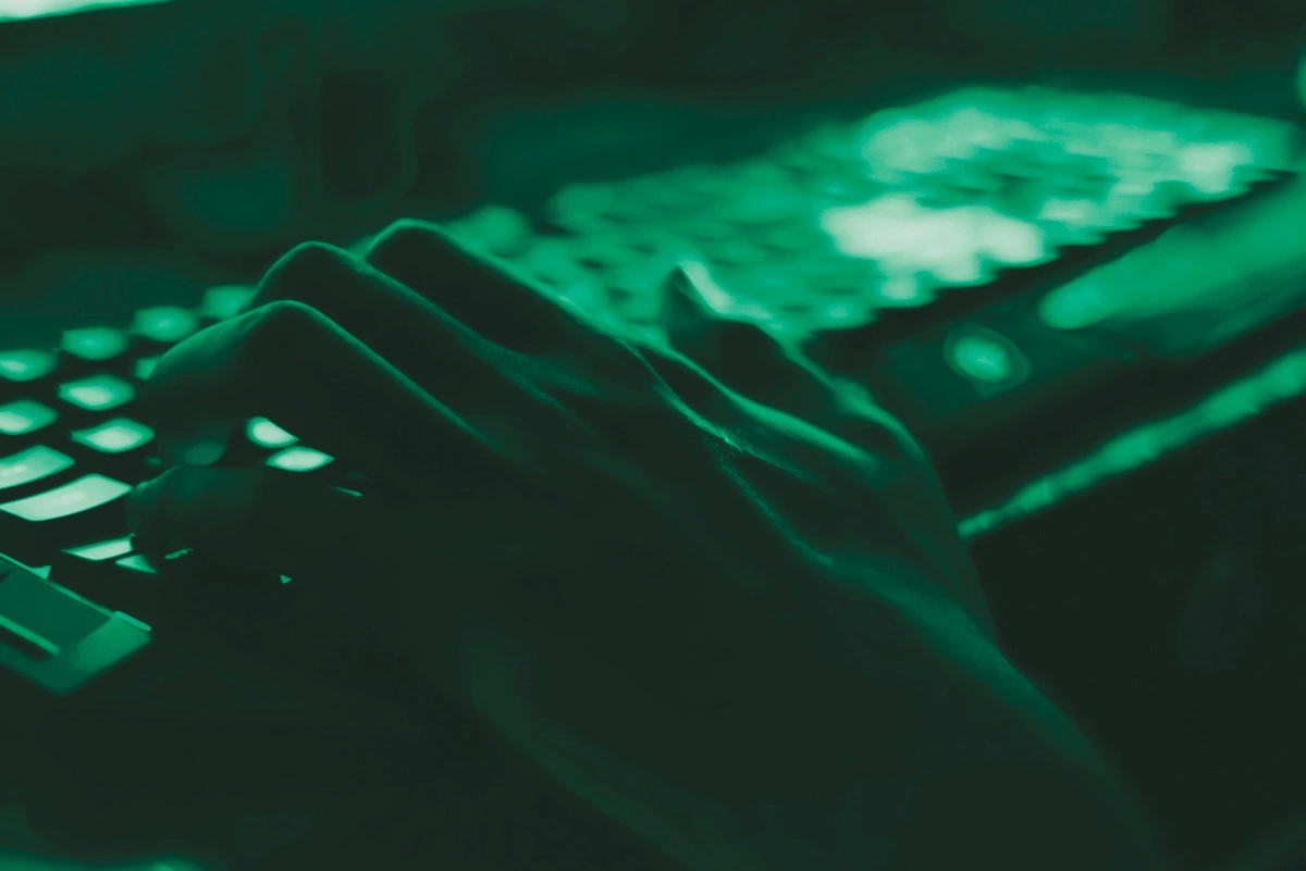 Una mano di un professionista che digita su una tastiera del computer. Immagine decorativa del sito web IGL - Italia Gioco Legale - Sezione Team