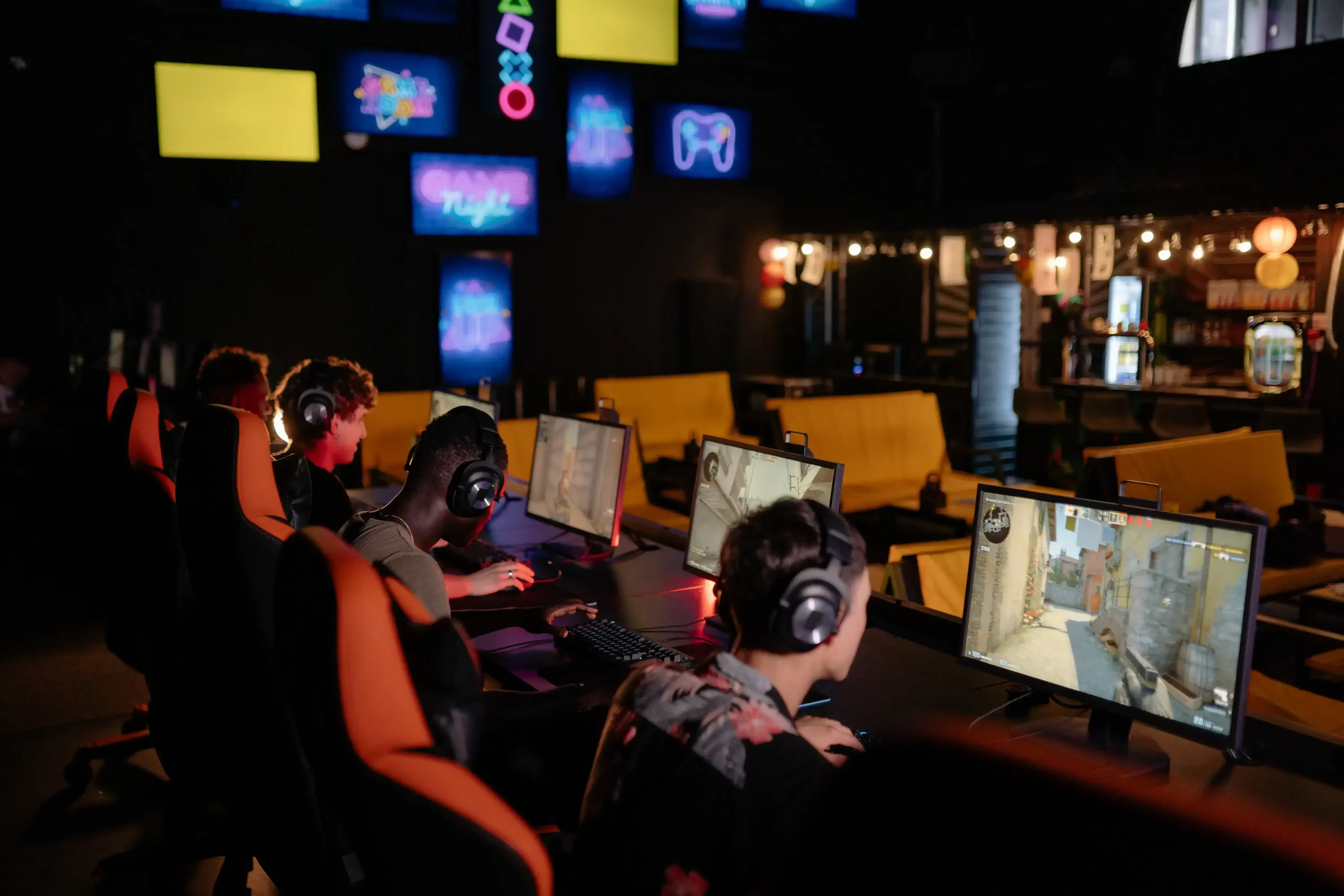 eSports - pro players concentrati in sessioni di gaming